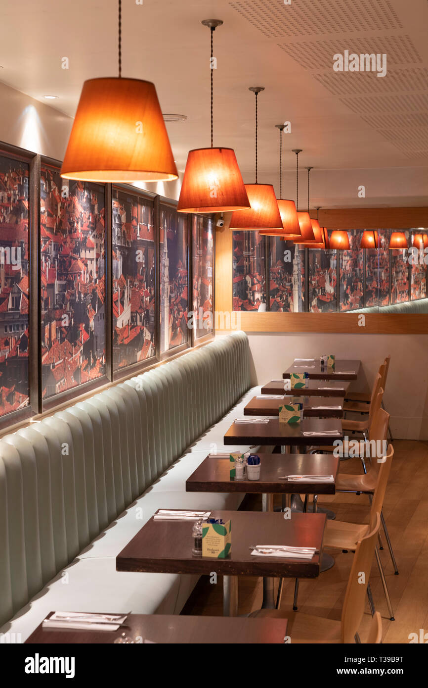 Insieme vuoto tabelle e sfumature di luce riflettendo come in uno specchio a Carluccio's in Stratford upon Avon Foto Stock