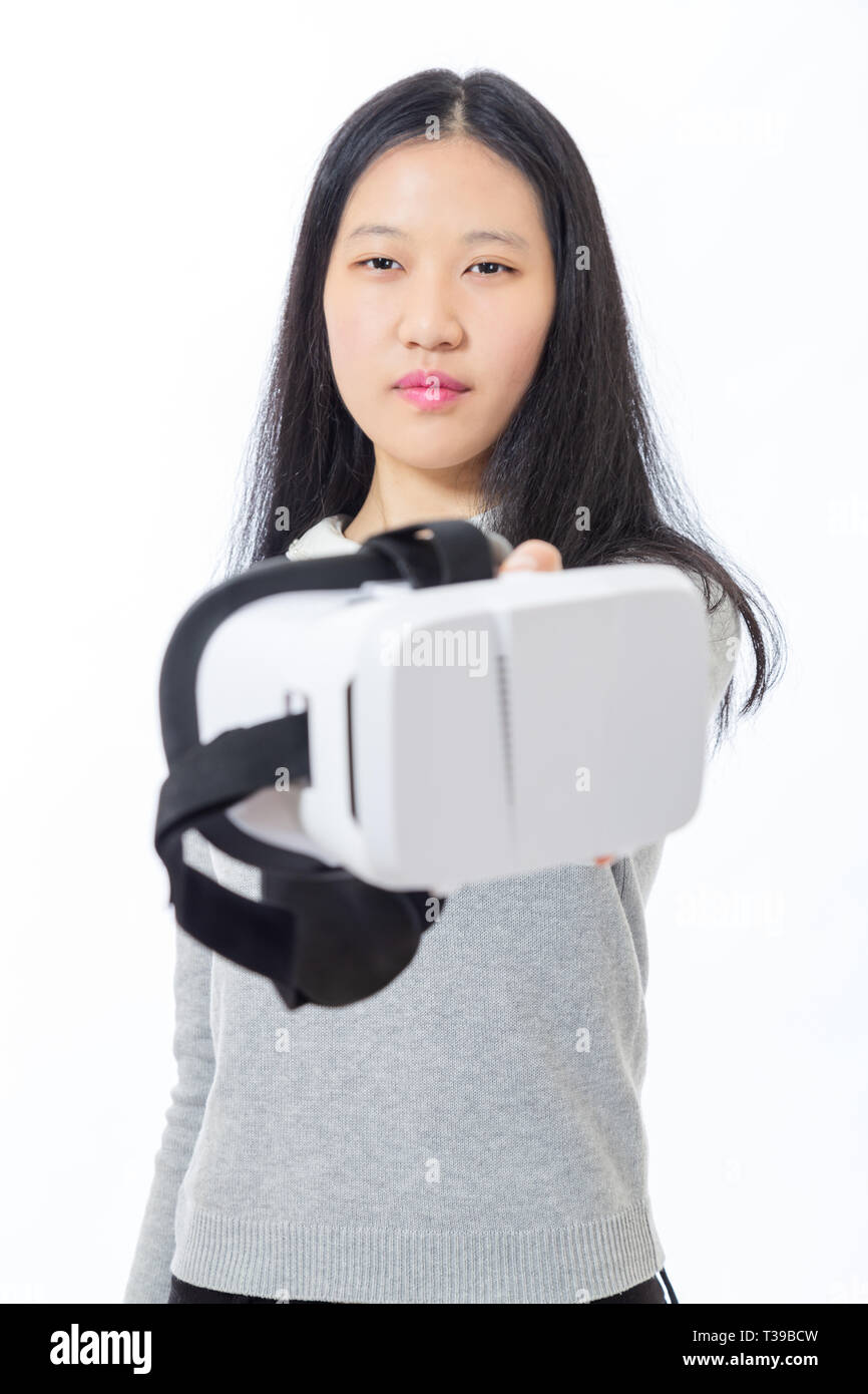 Teenage Asian high school girl passante 3D gli occhiali di protezione Foto Stock