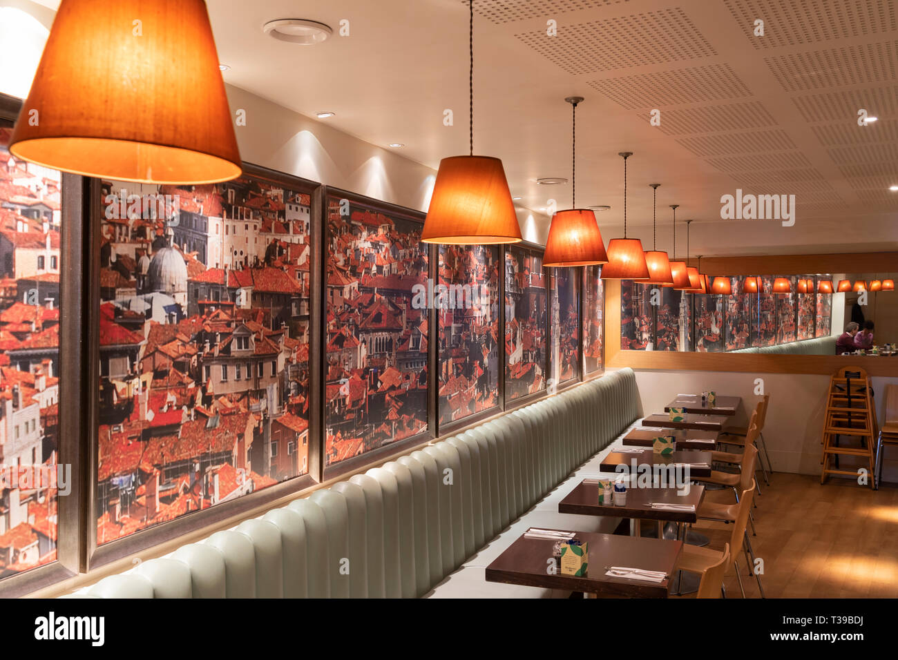 Insieme vuoto tabelle e sfumature di luce riflettendo come in uno specchio a Carluccio's in Stratford upon Avon Foto Stock