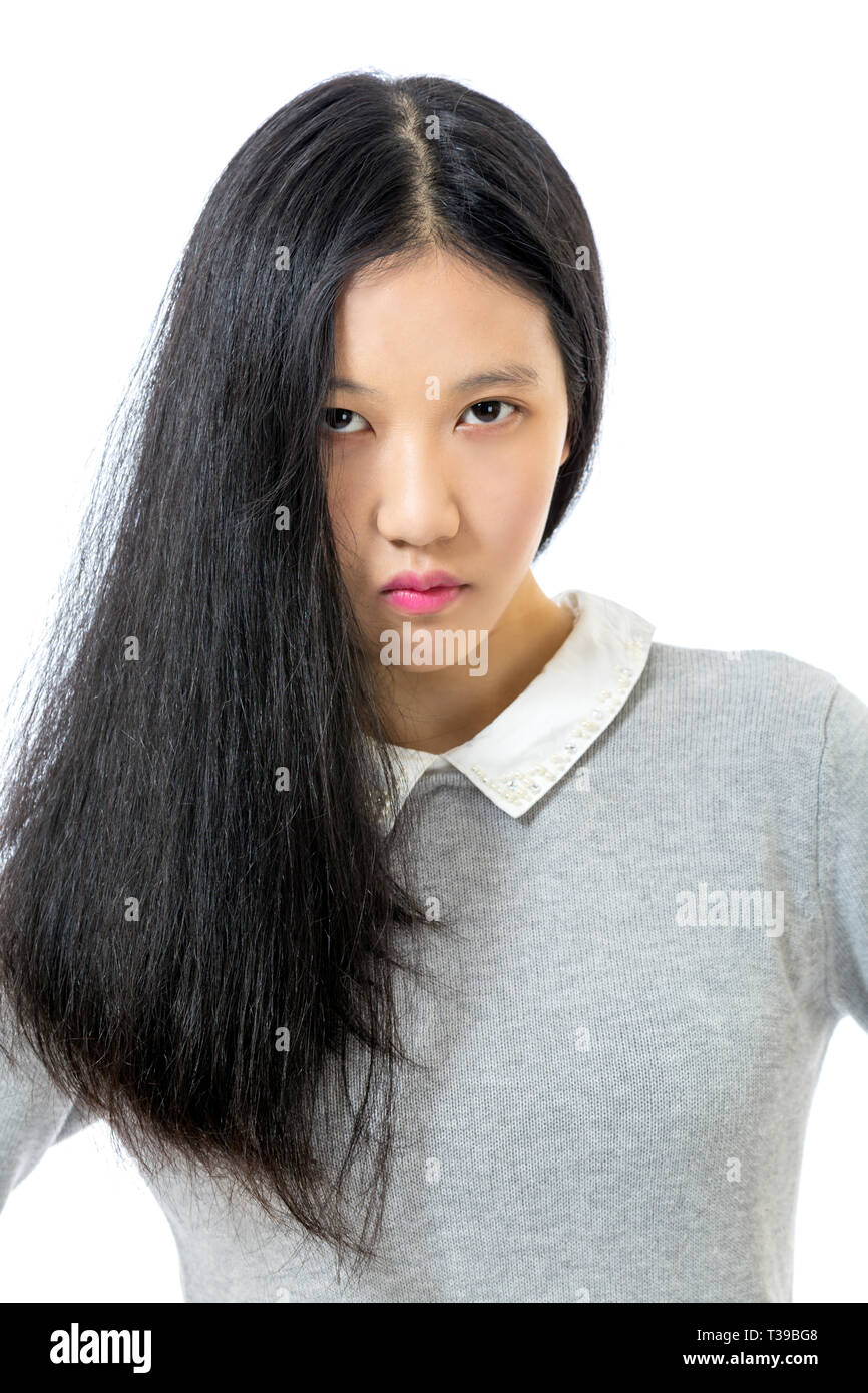 Teenage Asian high school girl ritratto con capelli pendenti davanti METÀ FACCIA Foto Stock