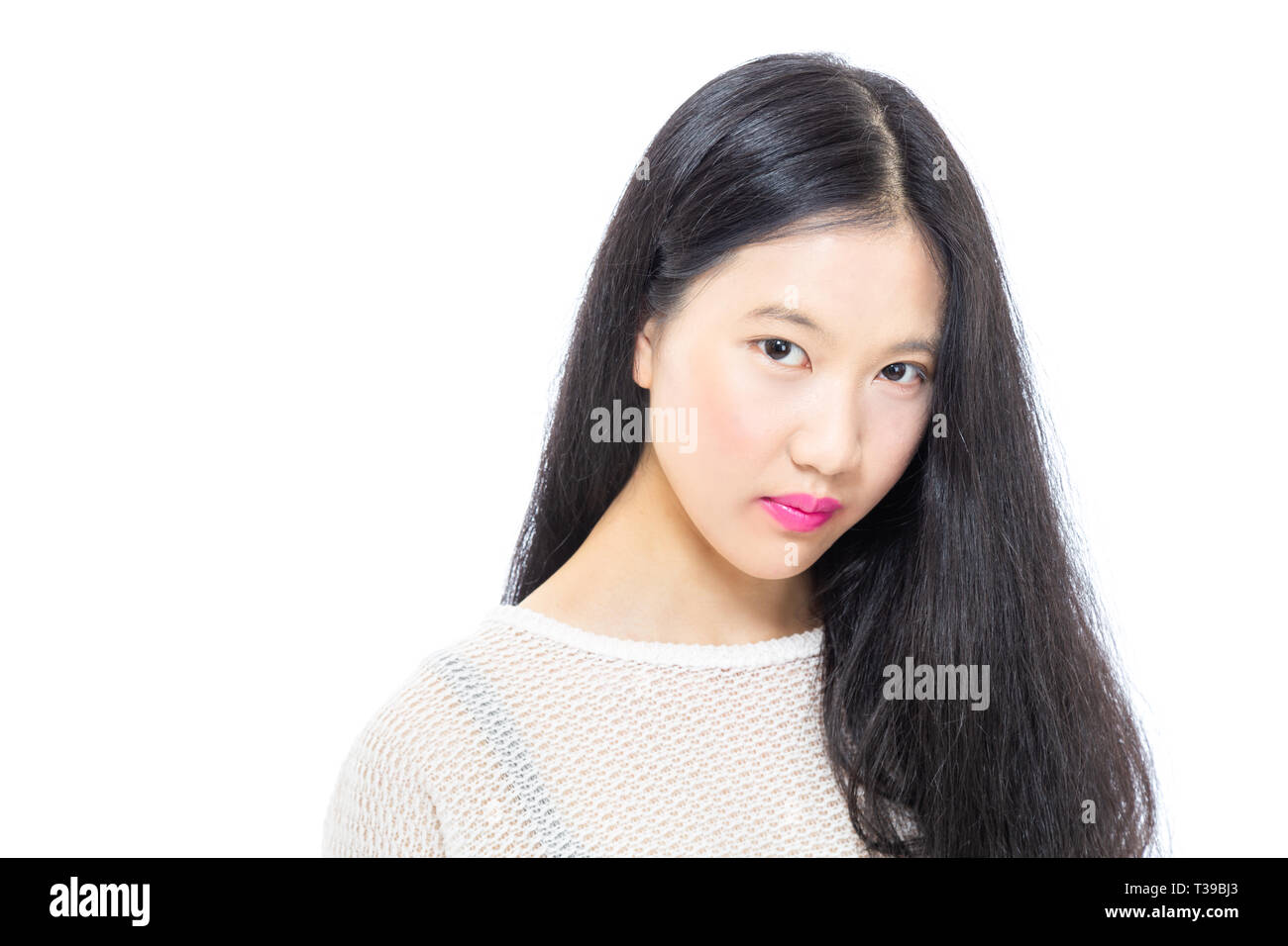 Teenage Asian high school girl ritratto con capelli pendenti davanti METÀ FACCIA Foto Stock