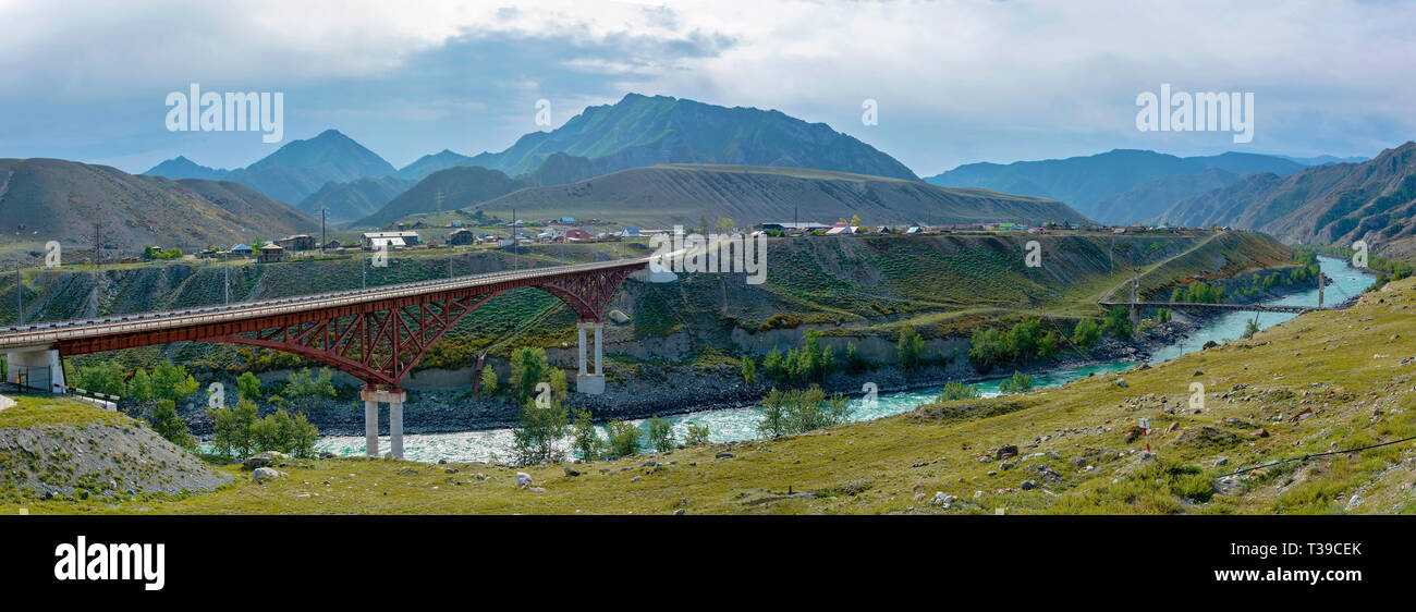 Vedute panoramiche del fiume di Katun, il villaggio di Inya, Zaplinski storico ponte di sospensione e il nuovo ponte stradale sull'autostrada Chuisky, Altai Republ Foto Stock