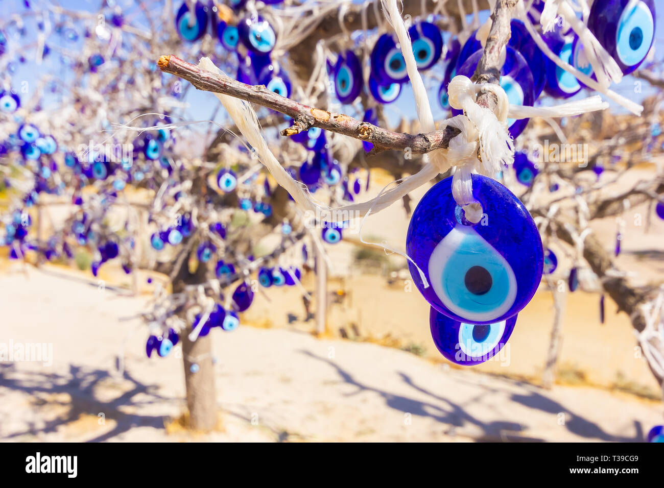 Turco Tradizionale occhio blu sull'albero nella Red Valley, Kizilcukur. Provincia di Nevsehir, Anatolia, Cappadocia. Tradizionale turca Blue eye sul Foto Stock