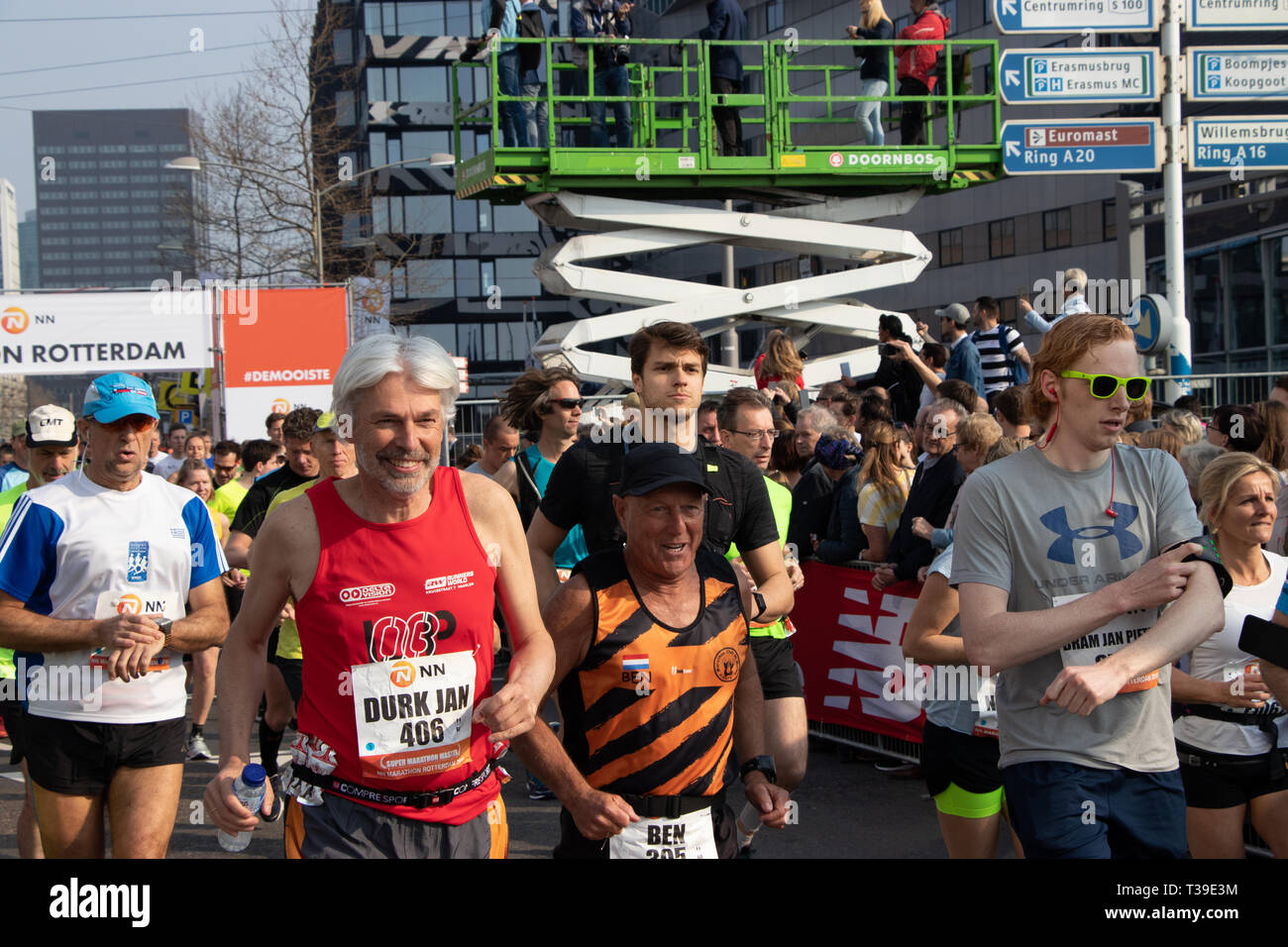 Rotterdam, Paesi Bassi. 07 apr, 2019. Età è solo un numero due senior corridori della maratona. Foto Stock