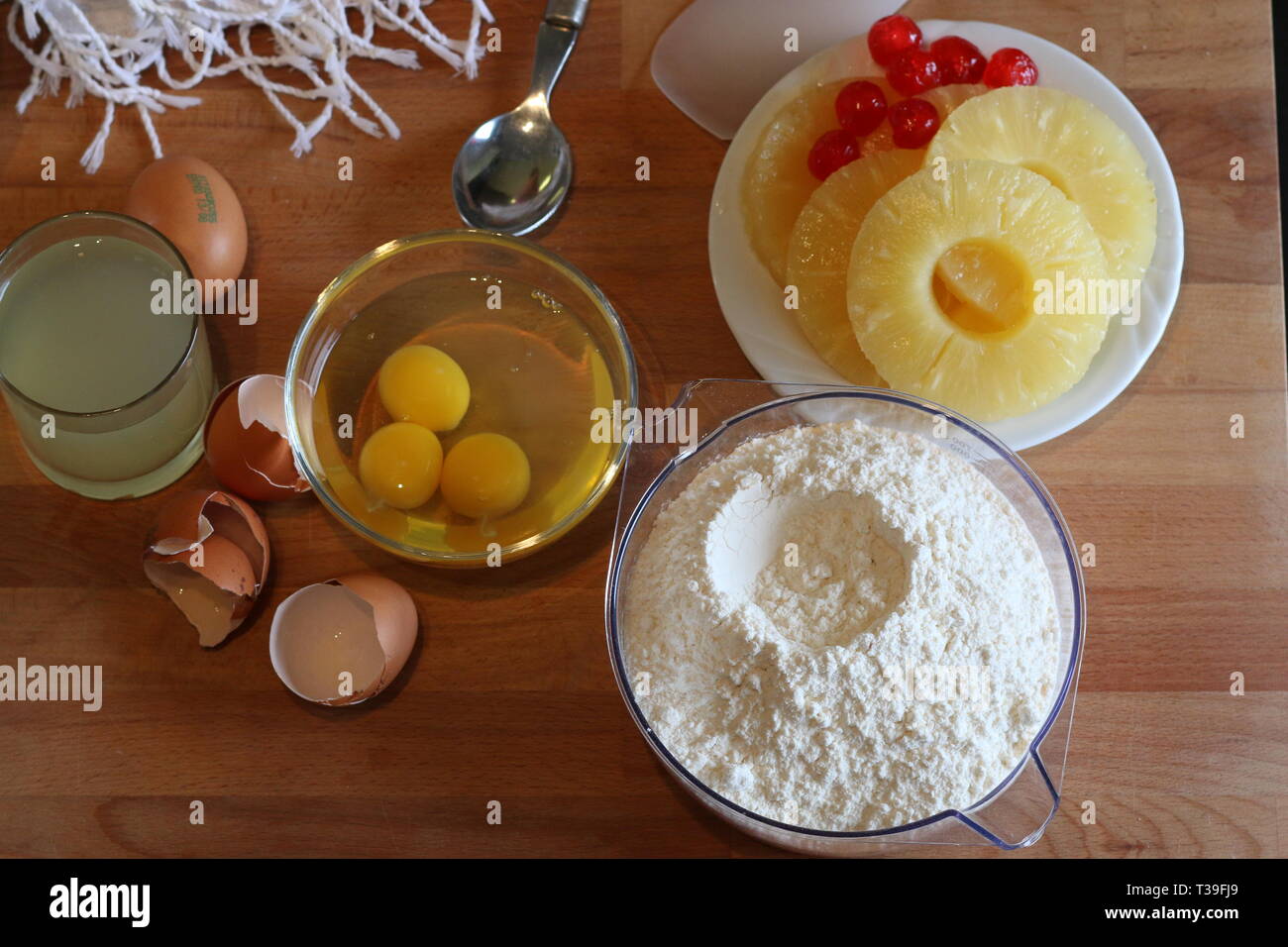 Crostate di ananas tradizionali fatte in casa. Preparazione della crostata di ananas. Direttamente sopra. Foto Stock