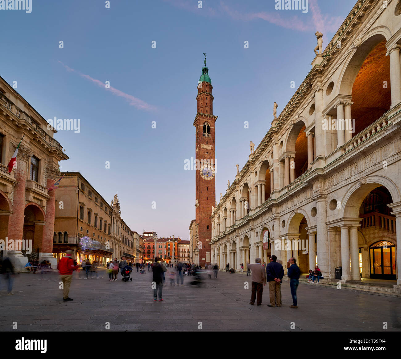 Vicenza, Veneto, Italia. La Basilica Palladiana è un edificio rinascimentale nella centrale Piazza dei Signori di Vicenza. La loggia mostra uno di fi Foto Stock