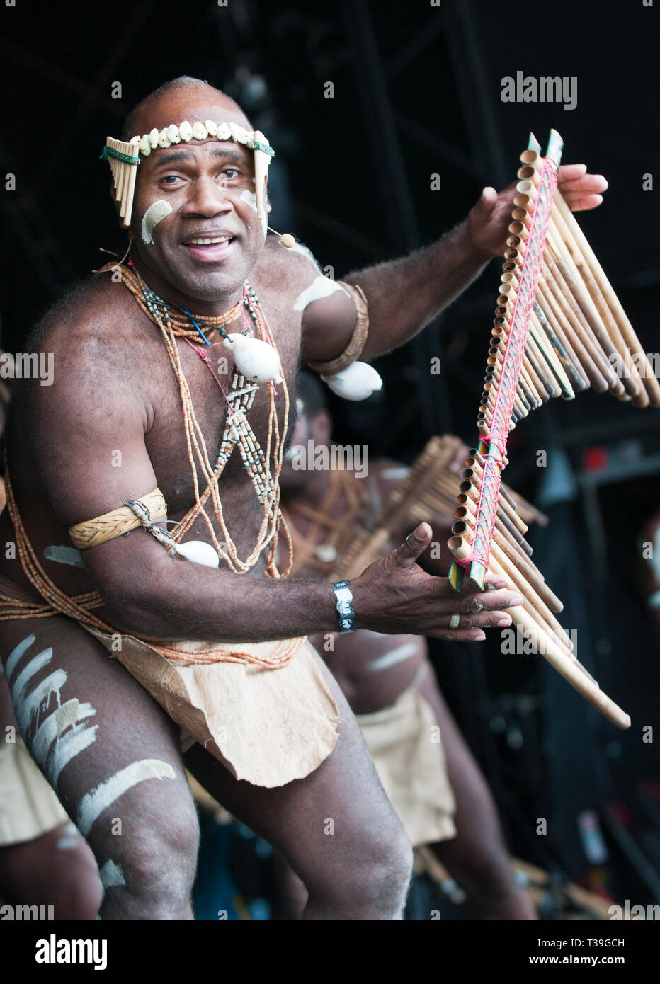 AreÕare tradizionale musicisti provenienti dalle Isole Salomone, Narasirato effettuando al Womad Festival, Charlton Park, Regno Unito Foto Stock