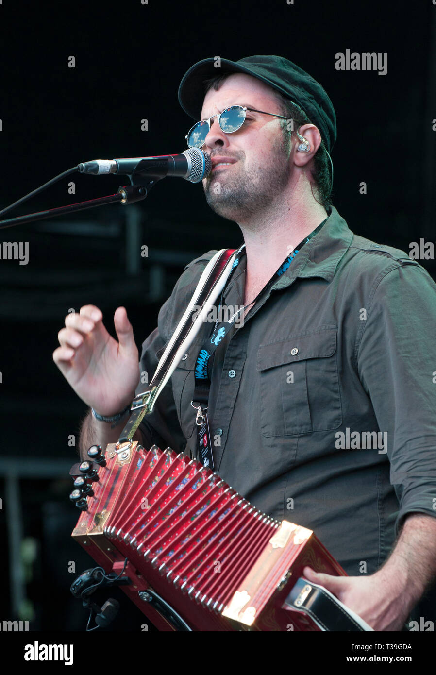 Il fisarmonicista cajun e cantante, Wilson Savoy di Louisian-banda base, la foglia di Pino Boys effettuando al Womad Festival, Charlton Park, Regno Unito Foto Stock