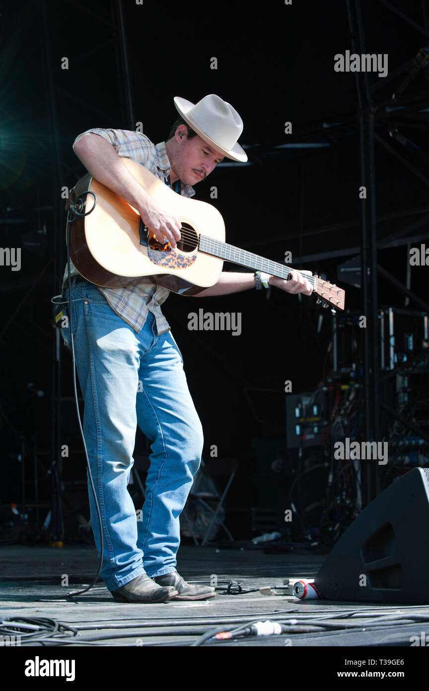 Jon Bertrand di Louisian-banda base, la foglia di Pino Boys effettuando al Womad Festival, Charlton Park, Regno Unito Foto Stock