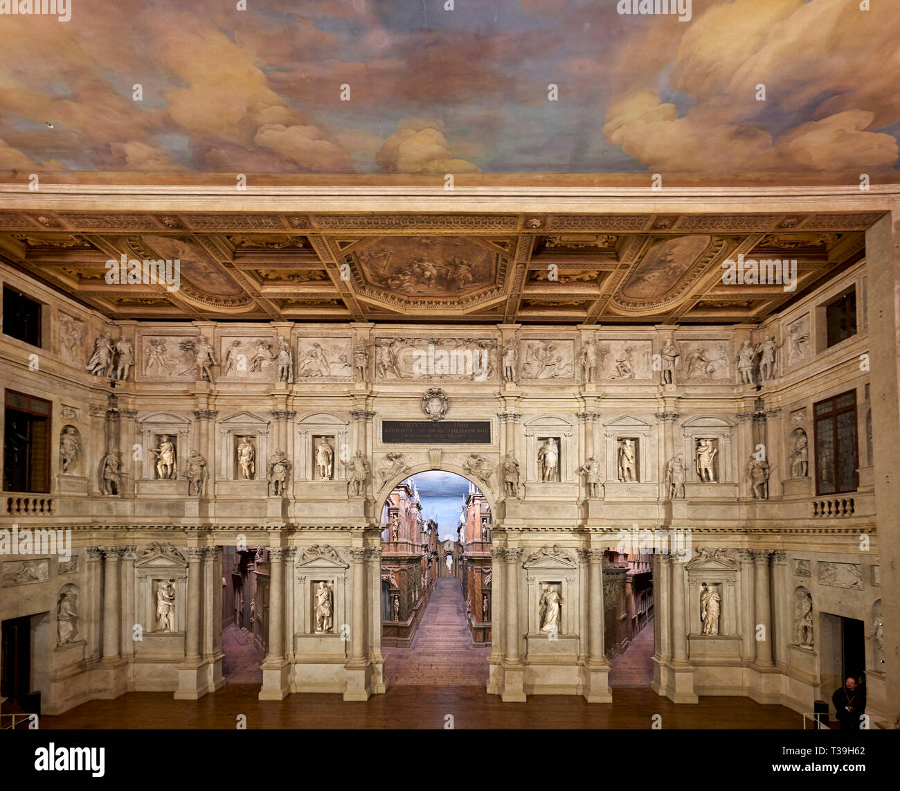 Vicenza, Veneto, Italia. Il Teatro Olimpico ("Teatro Olimpico") è un teatro di Vicenza, Italia settentrionale, costruito nel 1580-1585. Il teatro è stato il Foto Stock