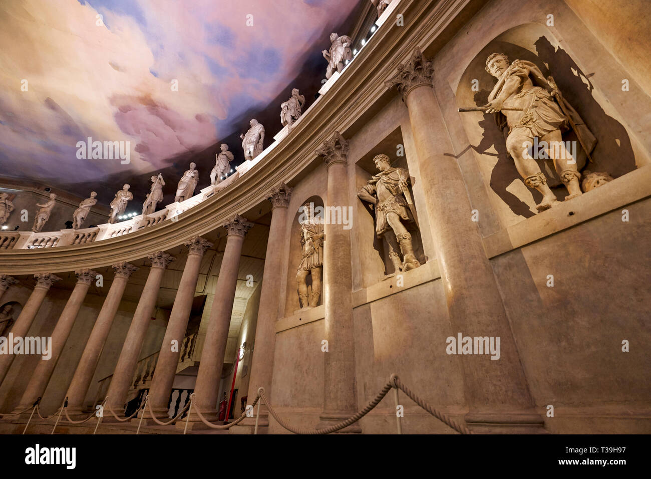 Vicenza, Veneto, Italia. Il Teatro Olimpico ("Teatro Olimpico") è un teatro di Vicenza, Italia settentrionale, costruito nel 1580-1585. Il teatro è stato il Foto Stock