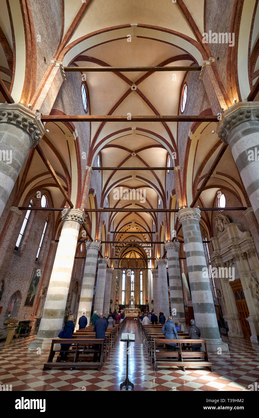 Vicenza, Veneto, Italia. La chiesa di San Lorenzo è un cattolico del luogo di culto in Vicenza, costruita alla fine del XIII secolo in stile gotico Foto Stock