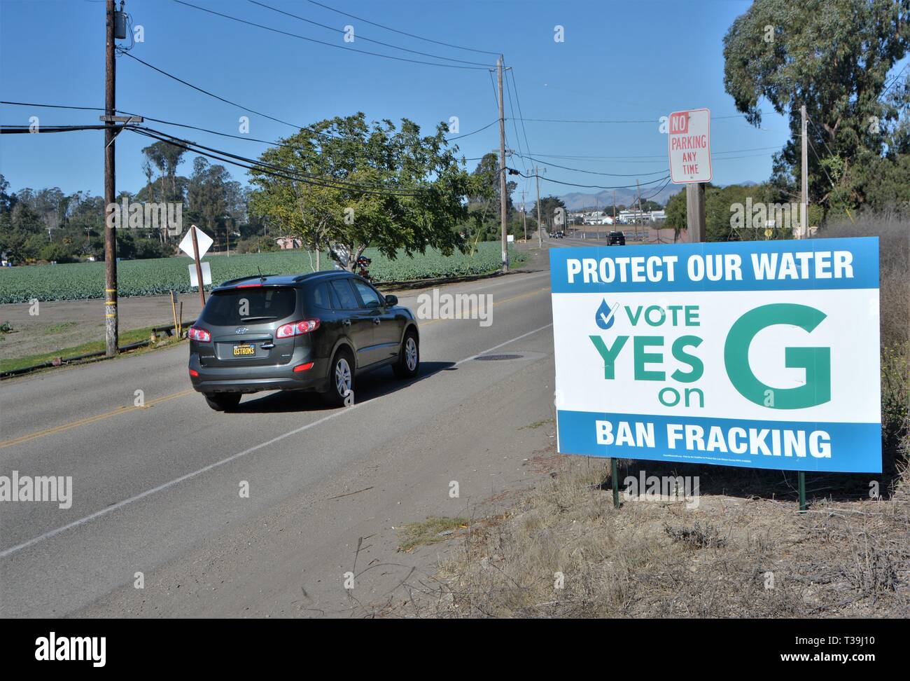 Segno politico contro il fracking nei campi petroliferi della California così come proteggere la tavola di acqua che è il acqua potabile per la gente del posto Foto Stock