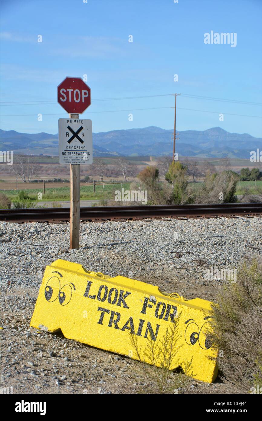 Segnale di stop al pericoloso passaggio su strada ferroviaria su croce rurale Strada nella CA centrale dove ci sono stati morti il passato Foto Stock
