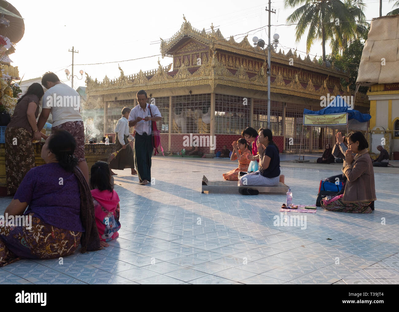 I devoti di pregare presso la Pagoda Botataung, Yangon, Myanmar (Birmania). Foto Stock