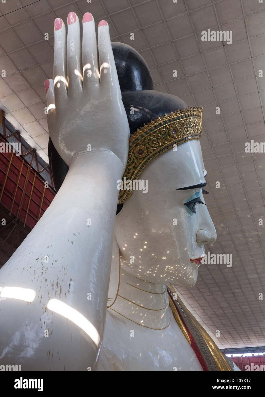 Chauk Htat Gyi Pagoda Tempio del 65 metro lungo Buddha reclinato immagine, Yangon,Myanmar (Birmania) Foto Stock