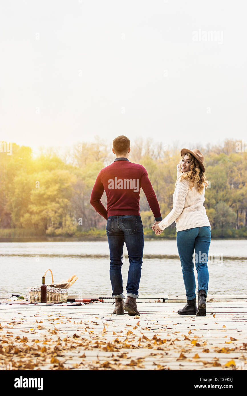 Ci saranno sempre insieme. Vista posteriore del giovane bella giovane tenendo le mani insieme e camminare all'esterno. Concetto di stare insieme. Coppia giovane visitatore occasionale Foto Stock
