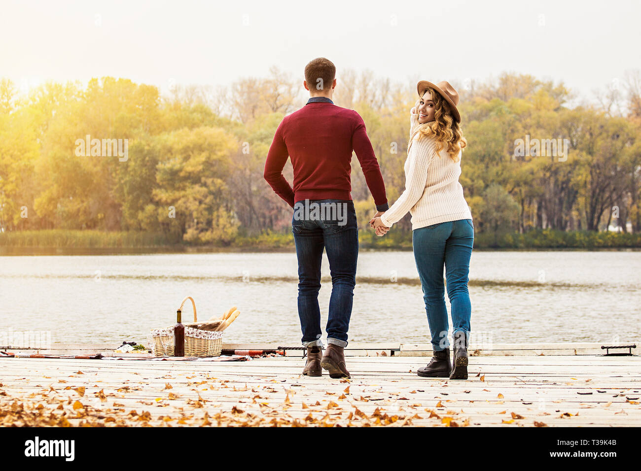Felici di essere insieme. Inquadratura orizzontale del giovane bella giovane passeggiate all'aperto e tenendo le mani insieme. Concetto di appartenenza. Coppia giovane in Foto Stock