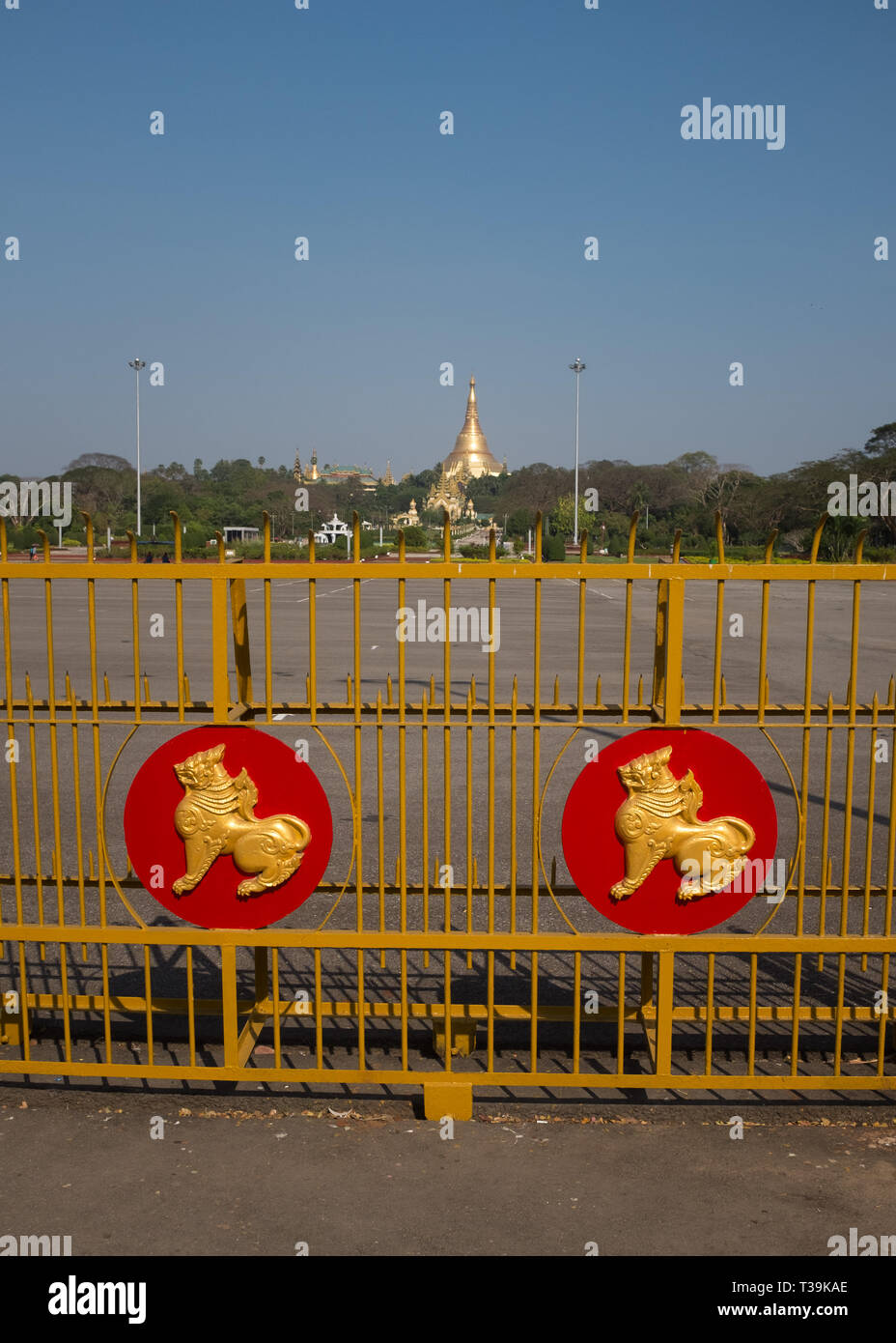 Cancello di ingresso in Pyay Road al parco della gente e la Piazza del Popolo e sullo sfondo la Shwedagon pagoda Yangon, Myanmar (Birmania) Foto Stock