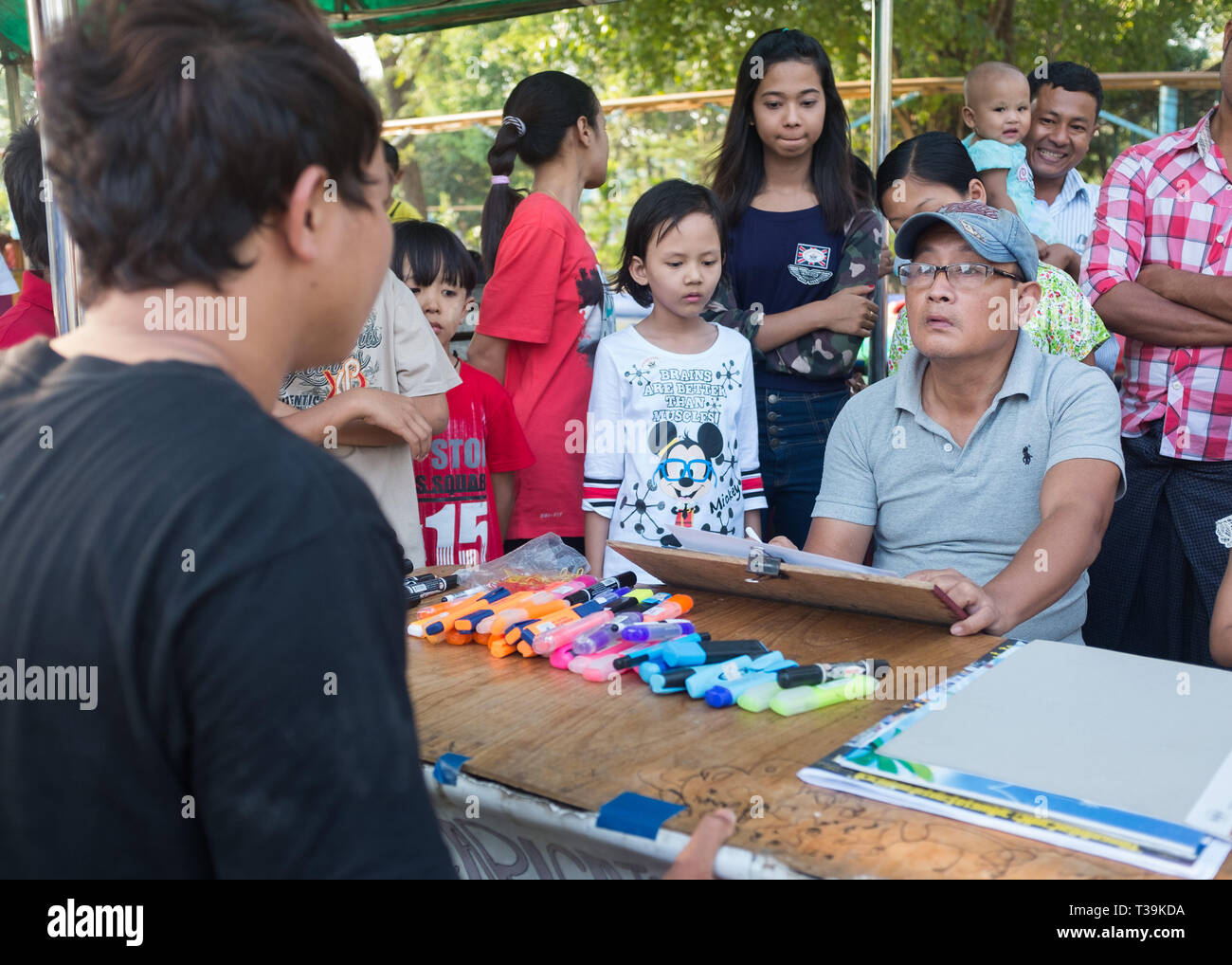 Disegno dell'artista ritratti di persone nelle persone Park & Piazza del Popolo, Yangon, Myanmar (Birmania) Foto Stock