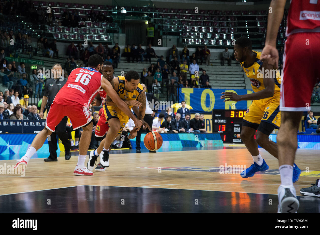 Mouhammadou Jaiteh, Dallas Moore e Tyler Caino sono visto in azione durante l'Euro-cup match tra Auxilium Fiat Torino e Openjobmetis Varese. Auxilium Fiat Torino ha vinto 72-66 sopra Varese. Foto Stock