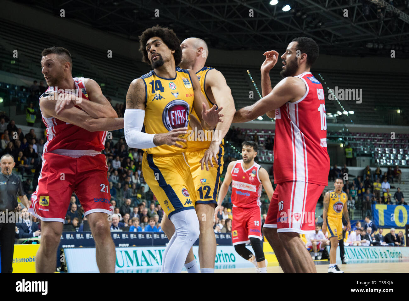 Giancarlo FERRERO, Tyler Caino, Marco Cusin e James Michael Ray Mcadoo sono visto in azione durante l'Euro-cup match tra Auxilium Fiat Torino e Openjobmetis Varese. Auxilium Fiat Torino ha vinto 72-66 sopra Varese. Foto Stock