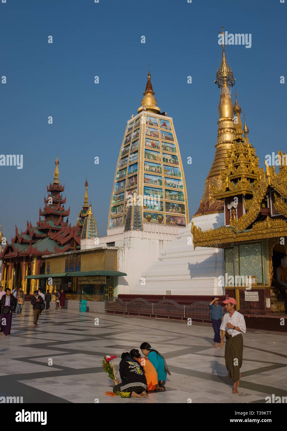 La Shwedagon pagoda, denominato ufficialmente Shwedagon Zedi Daw e noto anche come il Grande Pagoda di Dagon e la pagoda dorata, è uno stupa dorato situato in Foto Stock