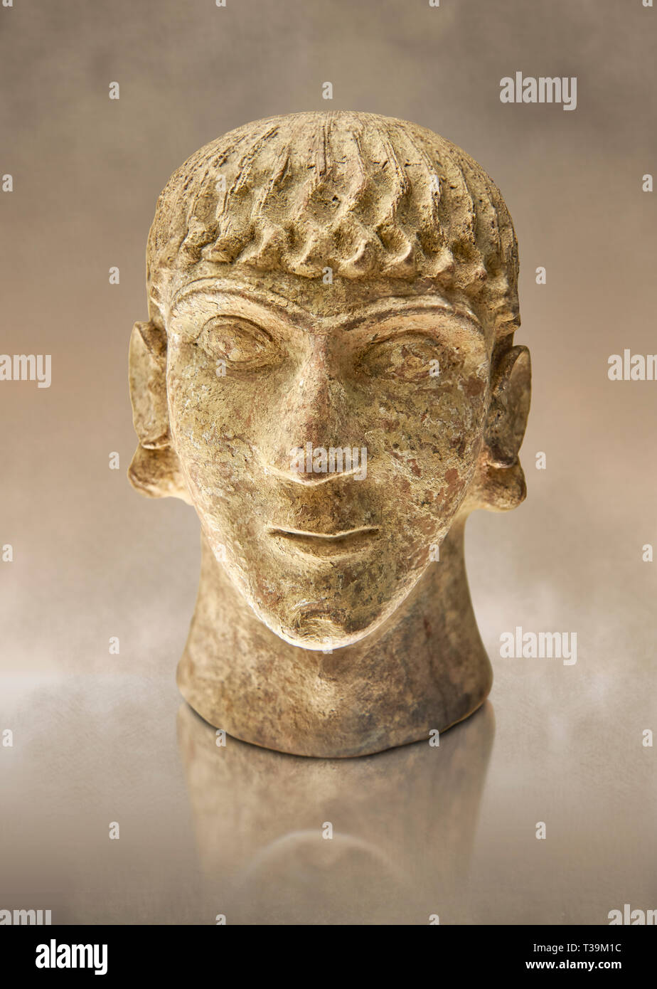 Prima metà del VI secolo a.c. etrusca testa di argilla di un giovane uomo fatto a Chiusi, inv 94612, Museo Archeologico Nazionale di Firenze, Italia Foto Stock