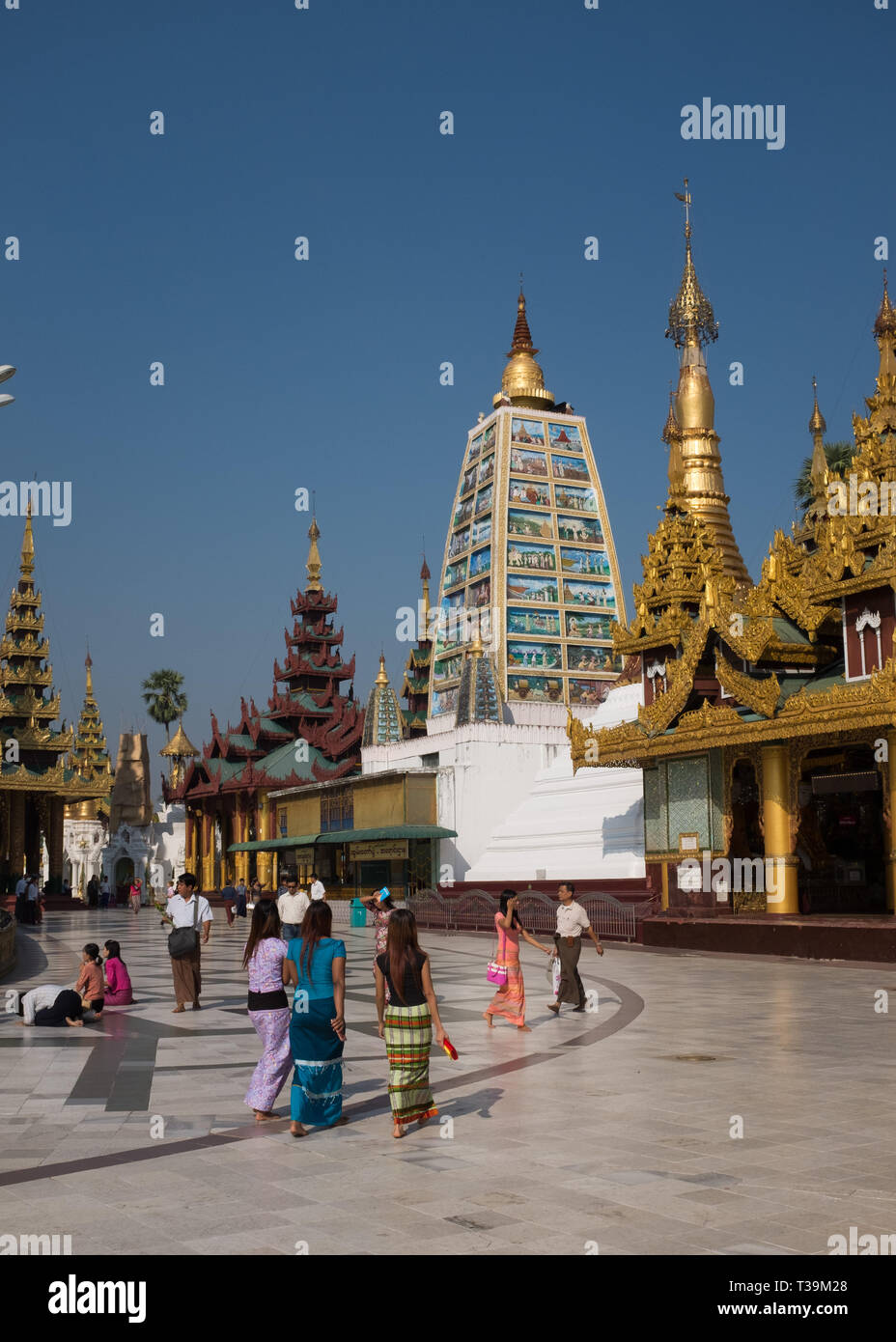 Pellegrini al Shwedagon pagoda, denominato ufficialmente Shwedagon Zedi Daw e noto anche come il grande Dagon Pagoda Yangon, Myanmar Foto Stock
