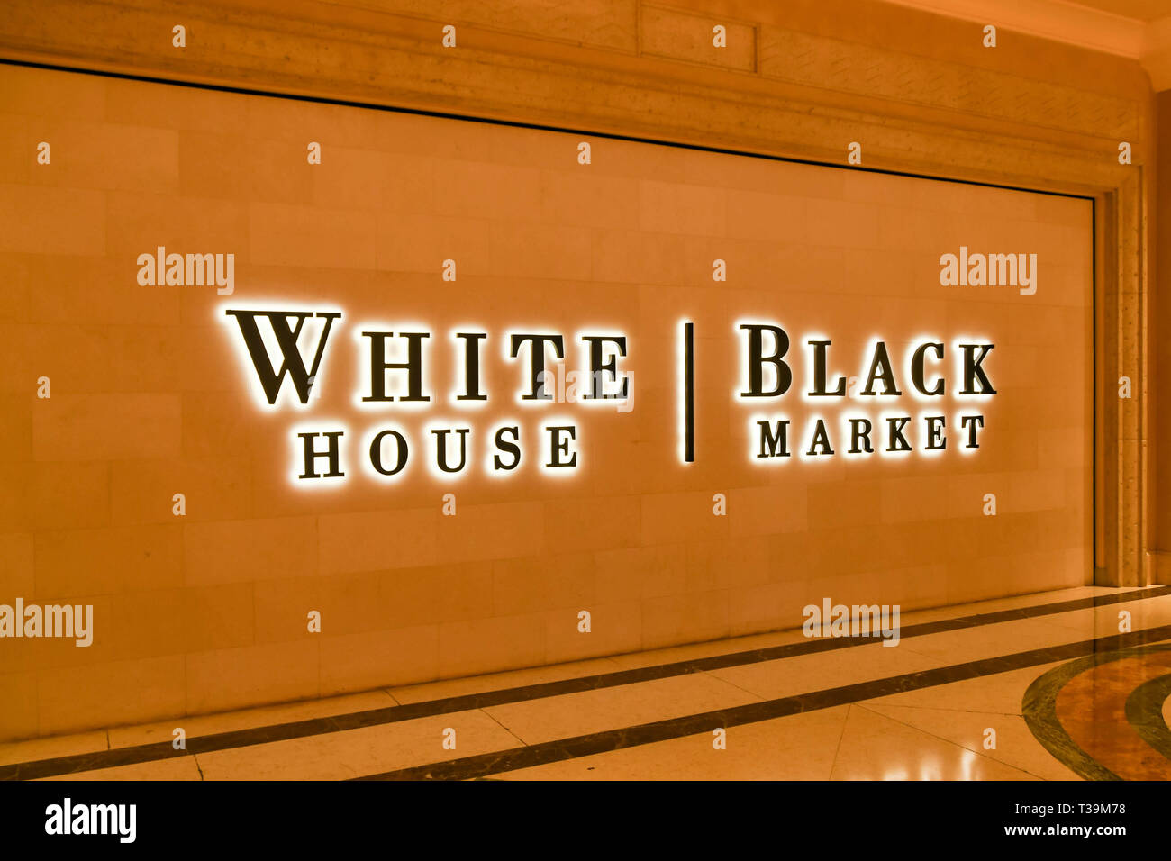 LAS VEGAS, NV, Stati Uniti d'America - Febbraio 2019: firmare all'esterno di una casa Bianca Black Market store a Las Vegas. Foto Stock