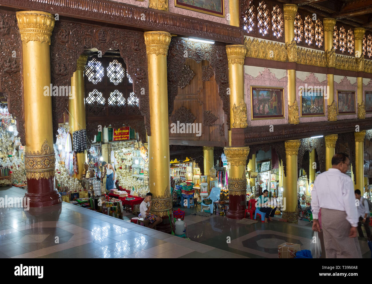 Negozi di souvenir alla Shwedagon pagoda, denominato ufficialmente Shwedagon Zedi Daw e noto anche come il grande Dagon Pagoda Yangon, Myanmar Foto Stock