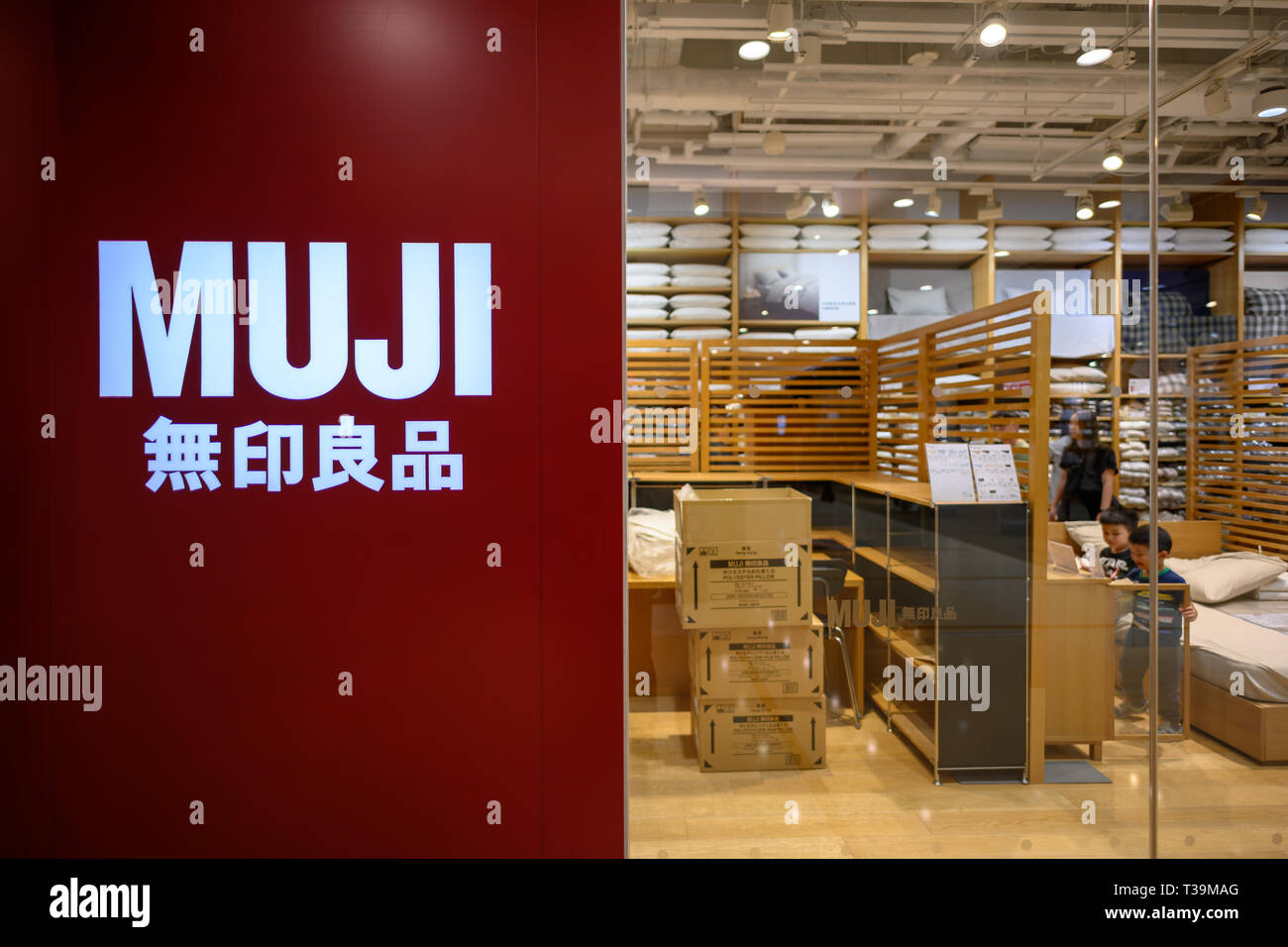 Hong Kong, Cina, 7 APR 2019: Il negozio giapponese MUJI in Hong Kong. MUJI è una società di vendita al dettaglio che vende una vasta varietà di uso domestico Foto Stock