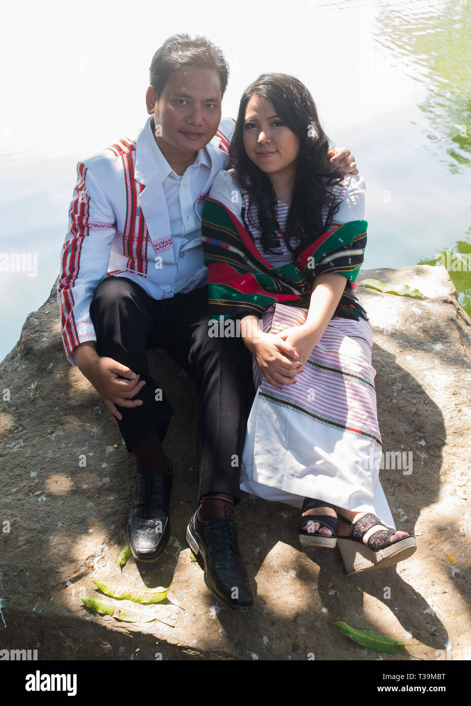 Matura in abbigliamento tradizionale posa per il photoshooting sulla riva del lago Kandawgyi, Yangon, Myanmar Foto Stock
