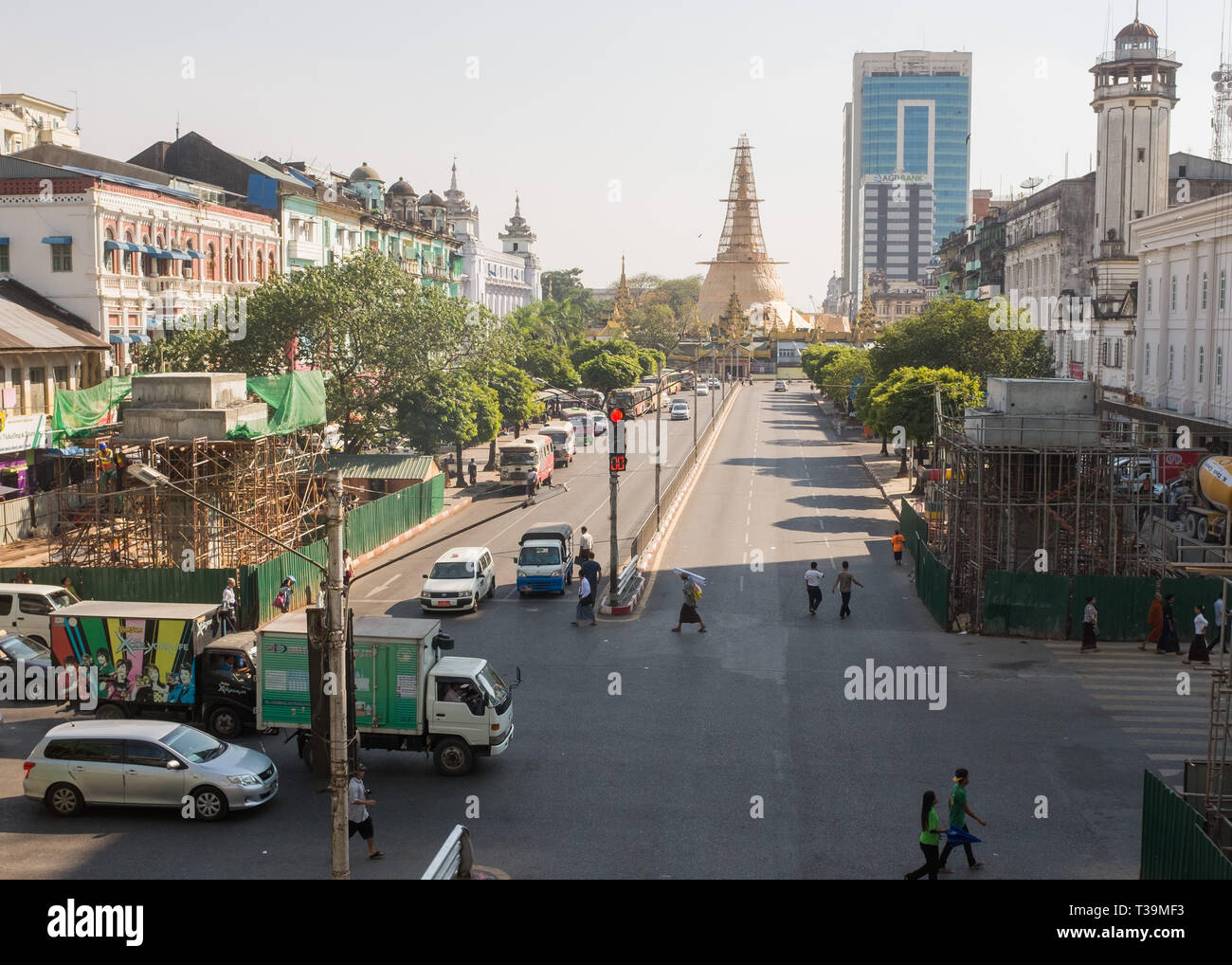 Guardando verso il basso Sule Pagoda Road verso Sule Pagoda di Yangon, Myanmar (Birmania) Foto Stock