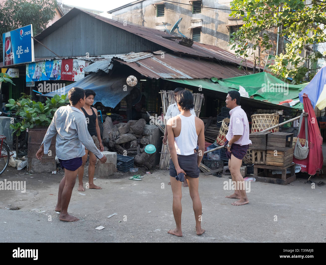 Gli uomini che giocano Chinlone noto anche come caneball, è il tradizionale, sport nazionale del Myanmar (Birmania). Non è competitiva con tipicamente sei persone p Foto Stock