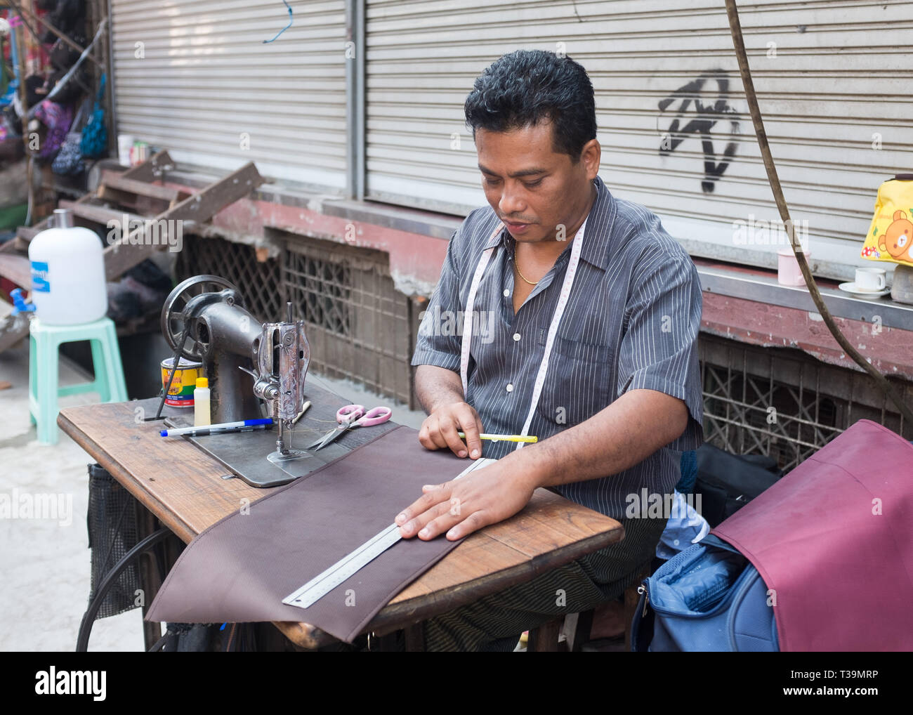 Street sarto nel Bogyoke Aung San Market di Yangon, Myanmar (Birmania) Foto Stock