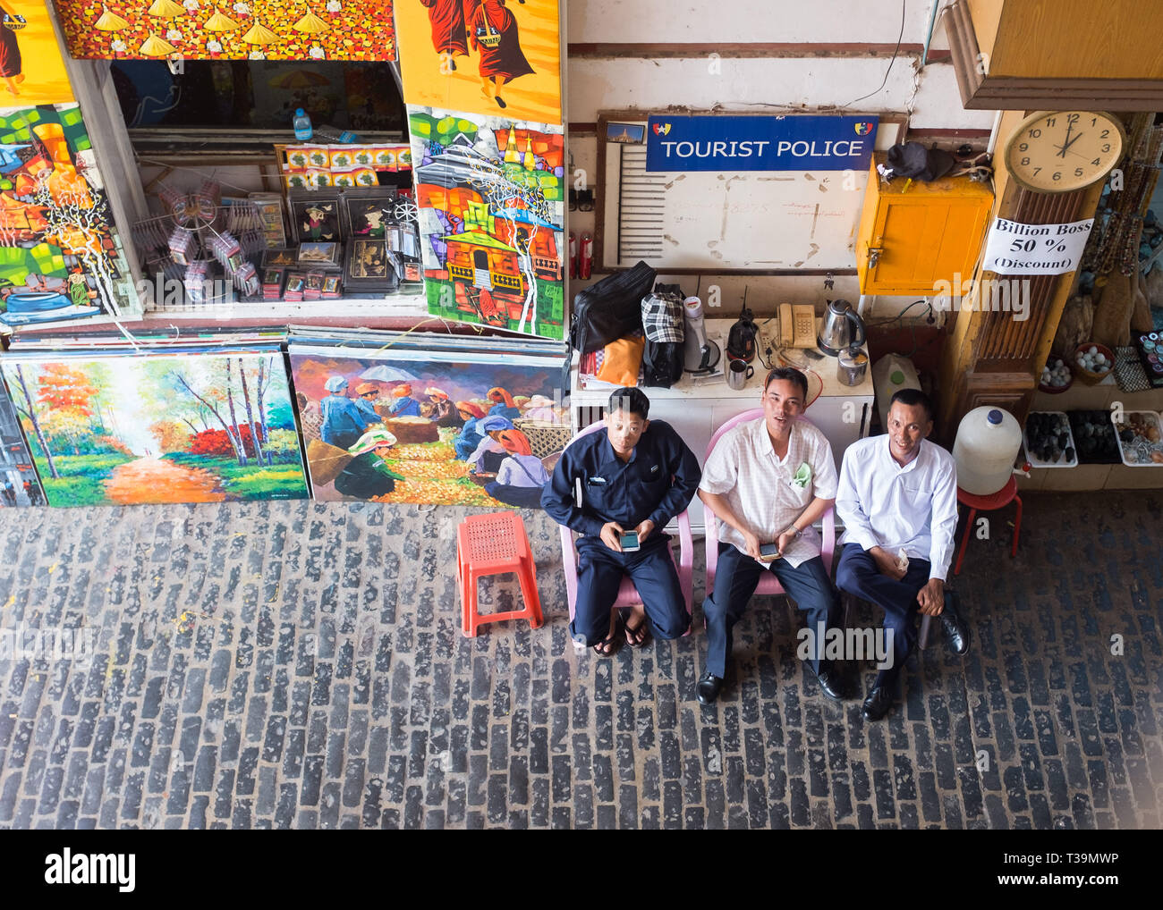 Polizia turistica in Bogyoke Aung San Market di Yangon, Myanmar (Birmania) Foto Stock