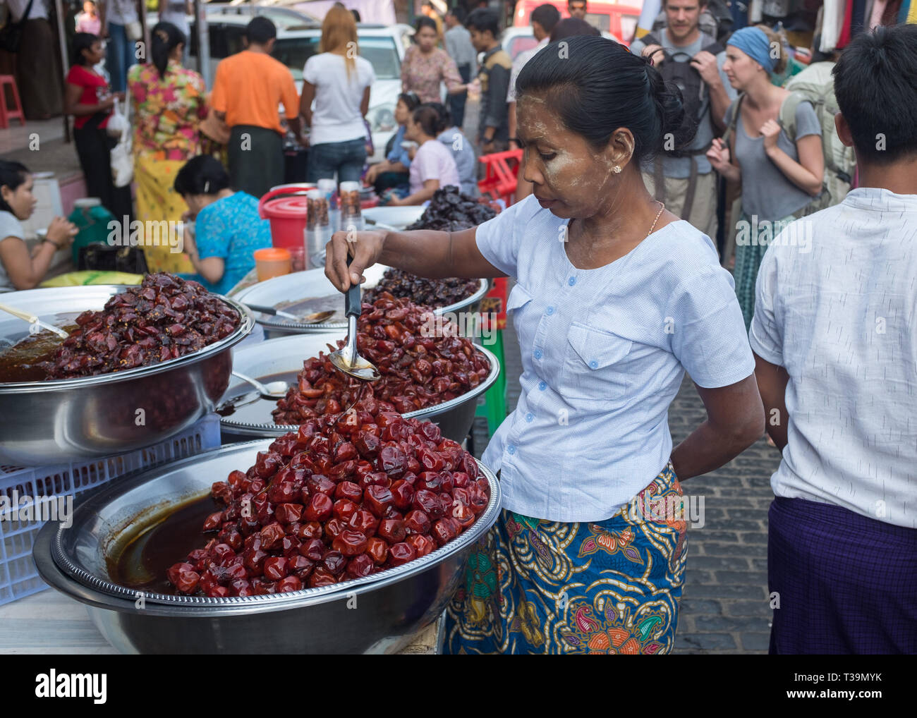 Cucina di strada venditore in Yangon, Myanmar (Birmania) Foto Stock