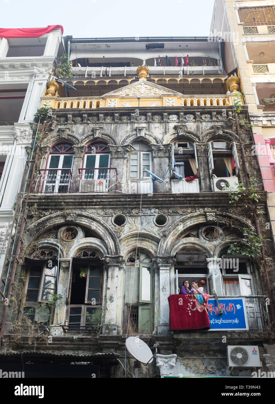 Facciata di un vecchio edificio del patrimonio in Sule Pagoda Road a Yangon, Myanmar (Birmania) Foto Stock