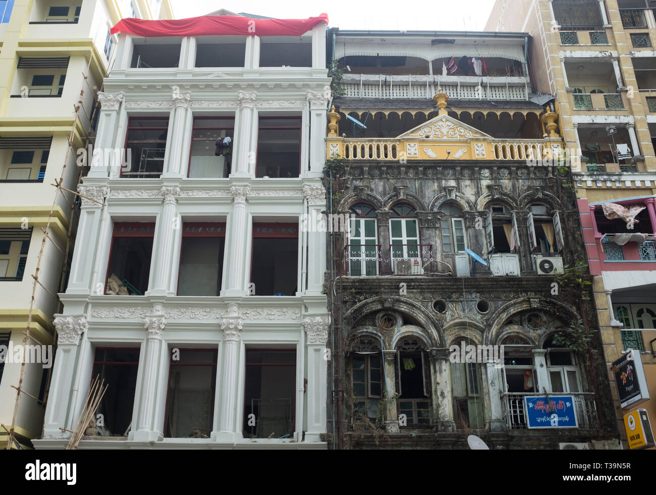 Facciate di vecchi edifici del patrimonio in Sule Pagoda Road , il vecchio e il nuovo,Yangon, Myanmar (Birmania) Foto Stock
