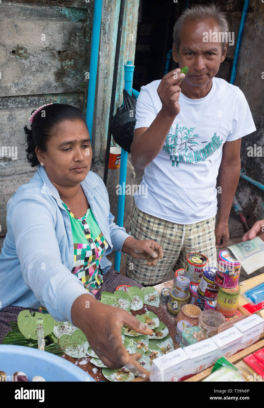 Venditore ambulante preparazione Paan (betel masticazione) per un cliente in attesa , un preparato combinando betel foglie con noci di arec dado e talvolta anche con tobac Foto Stock