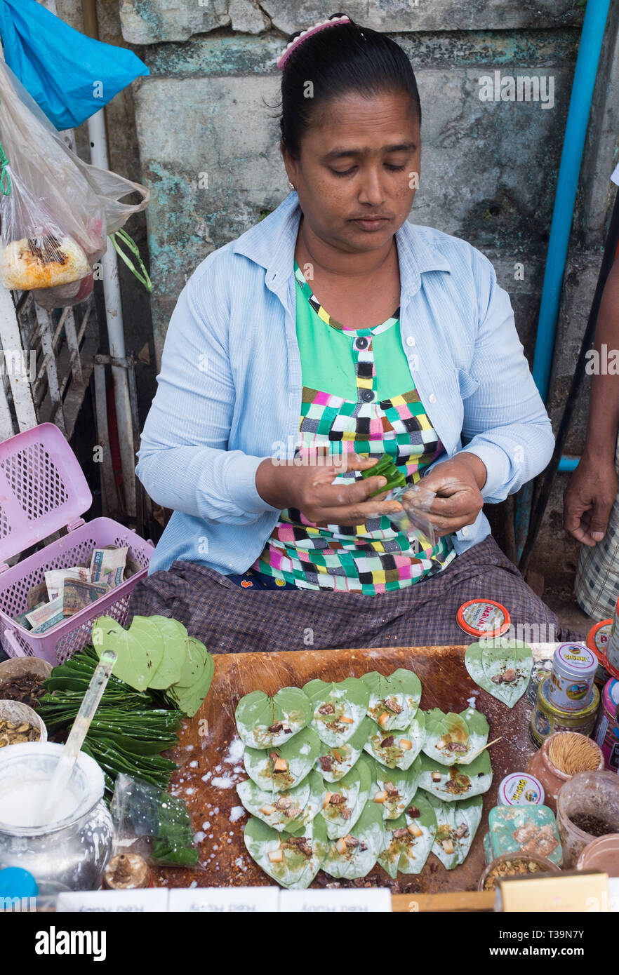 Venditore ambulante preparazione Paan (betel masticazione) , una preparazione che unisce la foglia di betel con noci di arec dado e talvolta anche con il tabacco ampiamente consumati per montaggio passante Foto Stock
