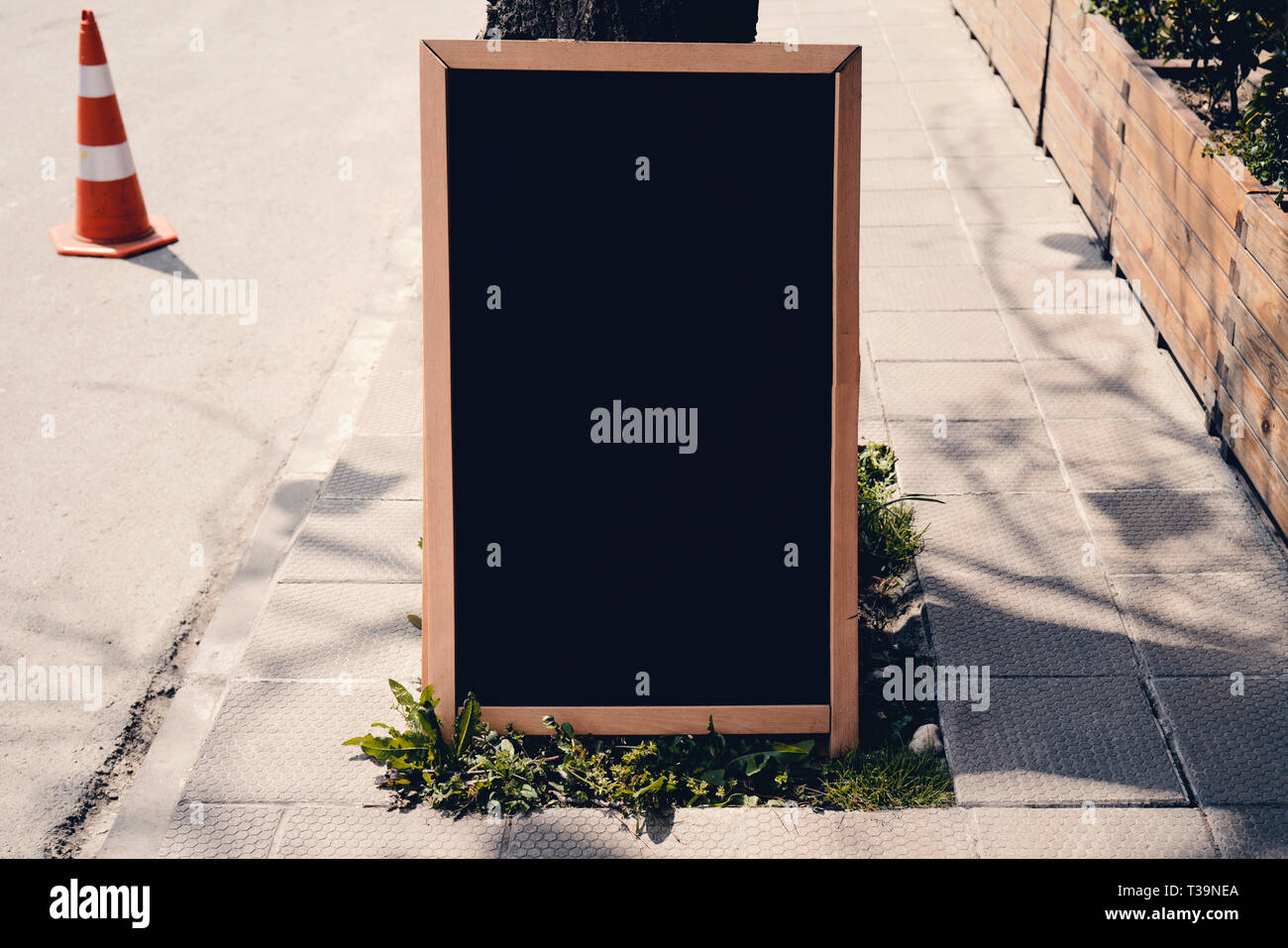 Vuoto lavagna in legno marciapiede ristoranti pubblicità street Foto Stock
