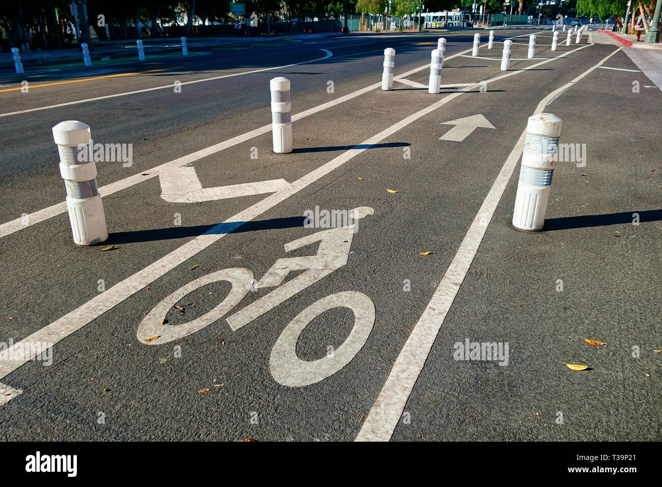 Un molto ben protetti pista ciclabile che è quasi completamente separate dalle corsie di auto. Foto Stock