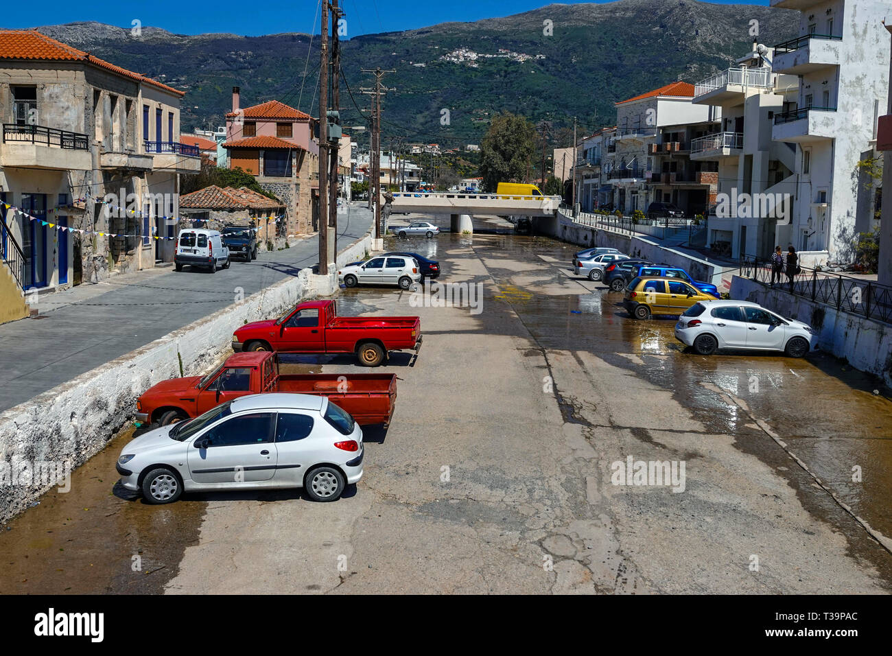 Auto e camion parcheggiato in storm-drain, vacanza mare città balneare di Neapoli Voion in primavera, primavera, Peleponnese, Grecia, greco Foto Stock