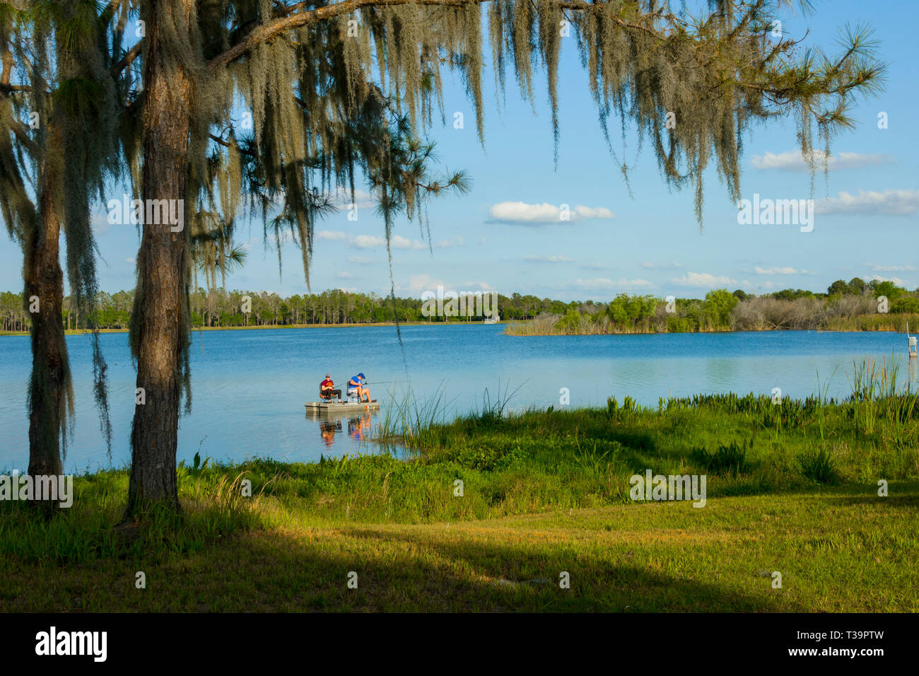 Il marito e la moglie la pesca da una piccola barca insieme per bass pesce su Hardee Lake County Park Florida campeggio Foto Stock