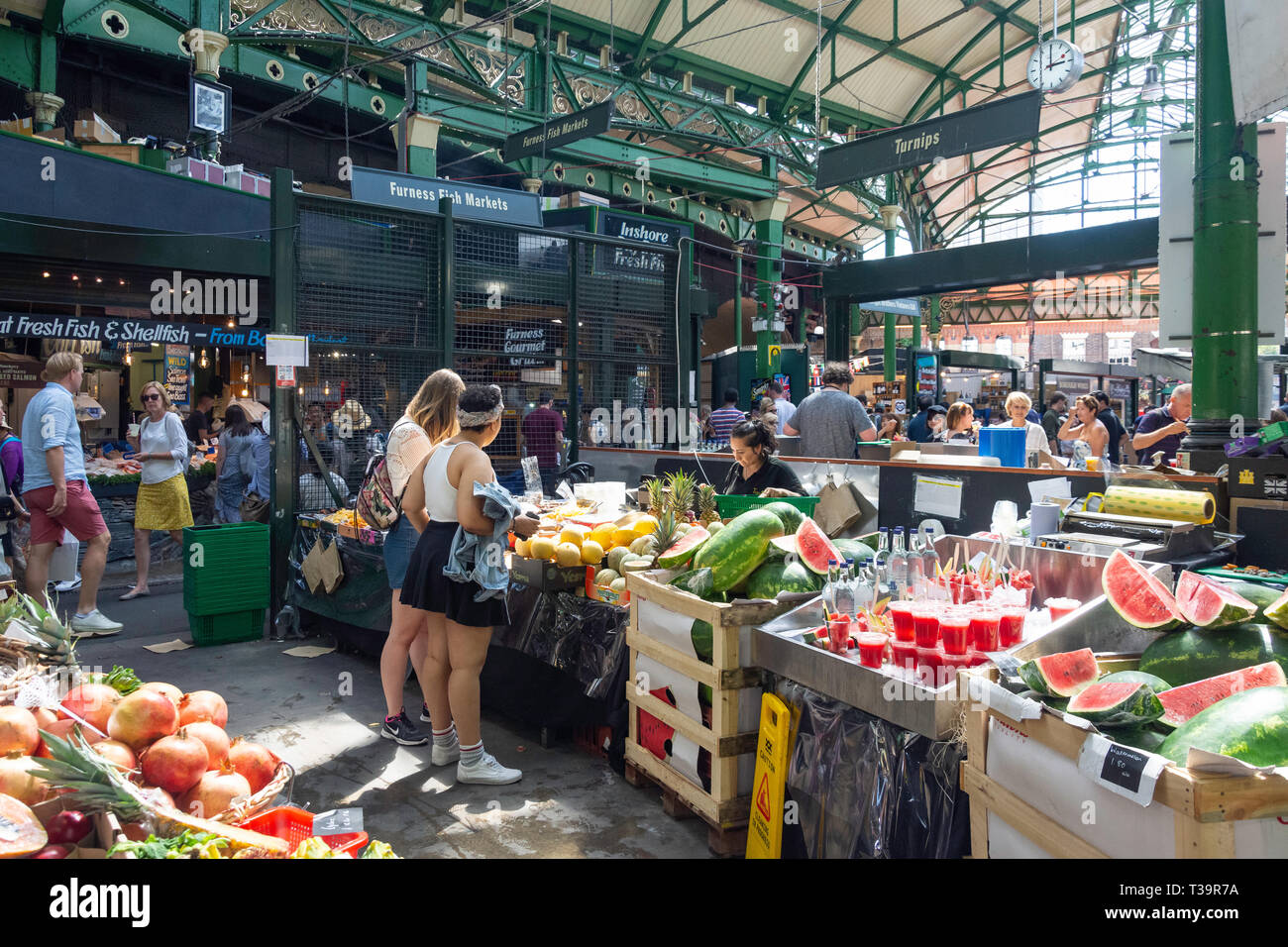 La frutta e la verdura in stallo Borough Market, Middle Street, Southwark, Royal Borough di Southwark, Greater London, England, Regno Unito Foto Stock