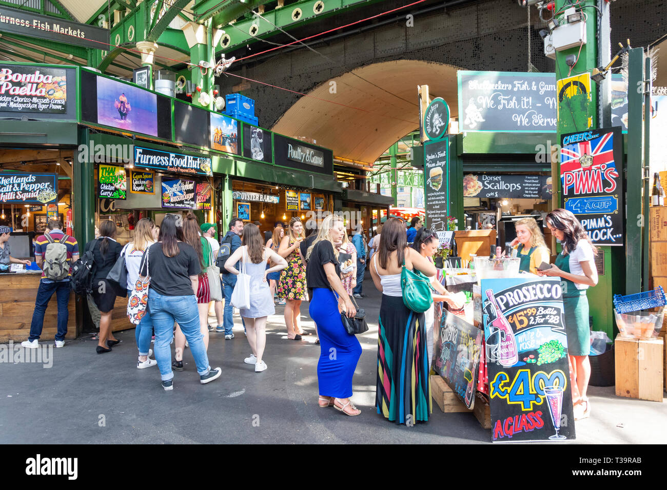 Pressione di stallo di bevande al Mercato di Borough, Middle Street, Southwark, Royal Borough di Southwark, Greater London, England, Regno Unito Foto Stock