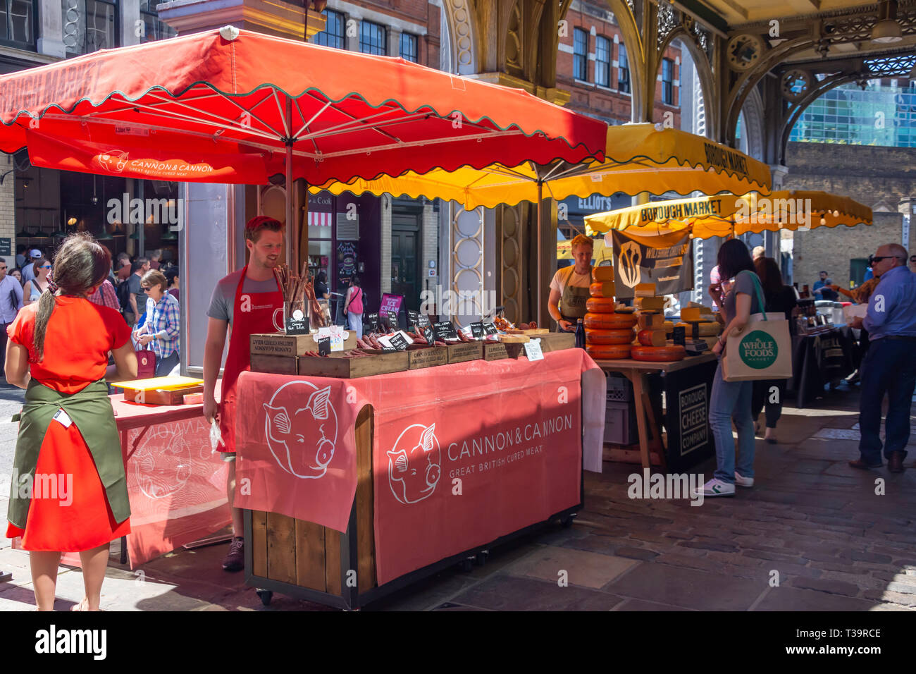 Salumi e formaggi bancarelle nel mercato di Borough, Middle Street, Southwark, Royal Borough di Southwark, Greater London, England, Regno Unito Foto Stock