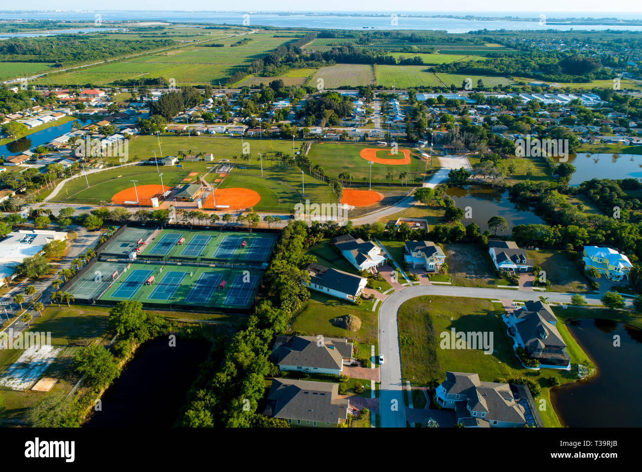 Vista aerea di un complesso sportivo in un quartiere residenziale di baseball, diamanti e campi da tennis Foto Stock